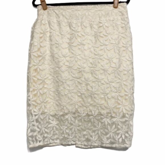 Maurices Cream Color Daisy lace Print Skirt‎ - Picture 1 of 7